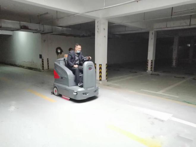 金昌小区物业保洁不用人力改用驾驶式洗地机了
